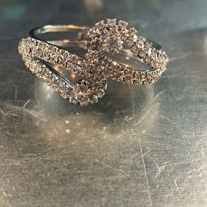 Rhinestone clamper 2.5 circumference silver tone